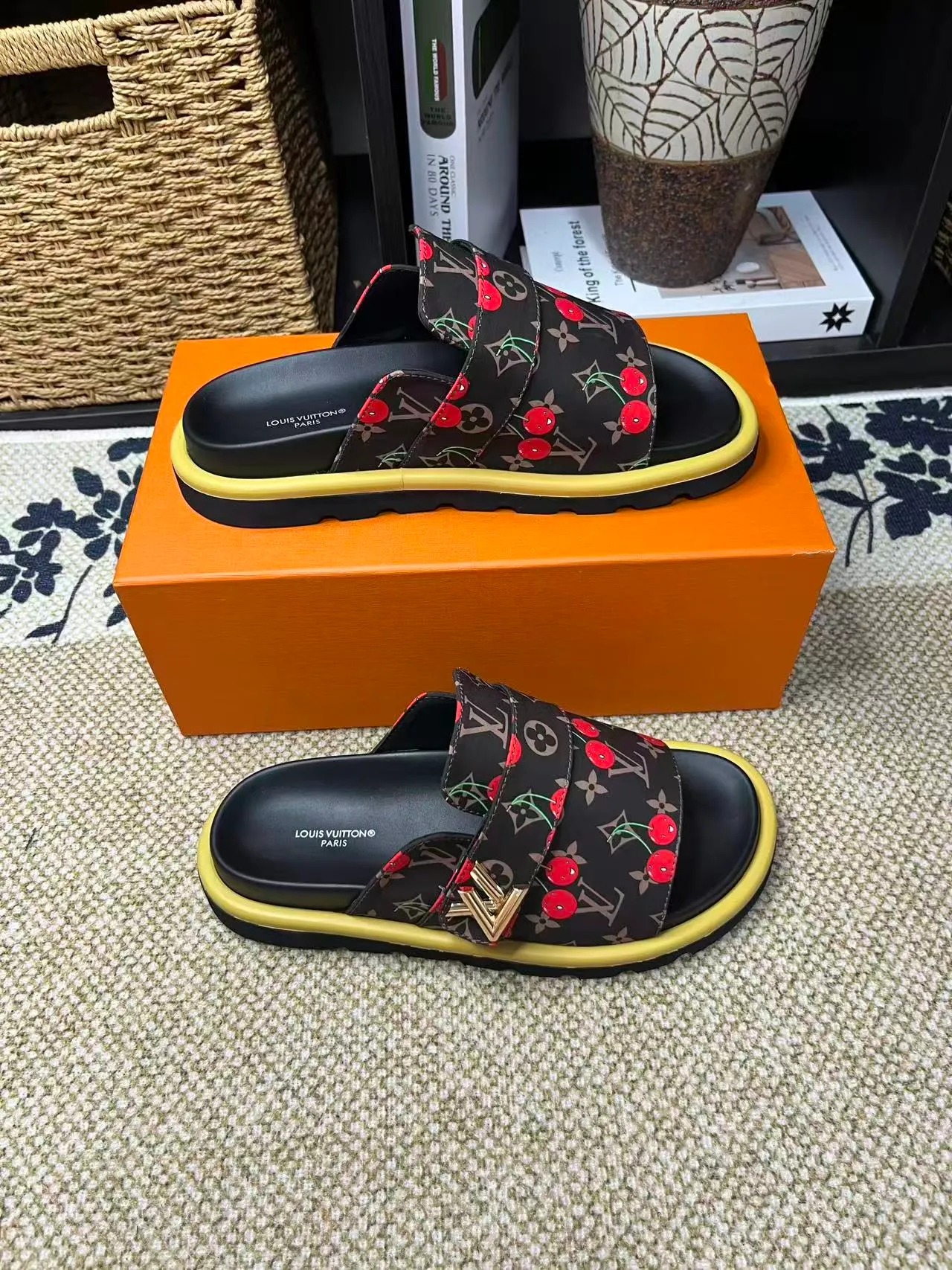 P340 [New Style] [LOUIS VUITTON] Louis Vuitton, LV printing, men's and women's slippers are now on the market, packed in drawer boxes with cloth bags and cards, the upper pattern looks very soft and waxy, and is a super versatile leg slimming tool. Fabric: imported denim/canvas/old fabric, LV hardware LOGO, official website pattern printing, comfortable to wear, feet: high-elastic PU water table. Sole: foam sole, heel height: about 5cm. Code number: 35-46, 35, 45, 46 are custom-made and non-returnable. Color: multiple colors and styles available.